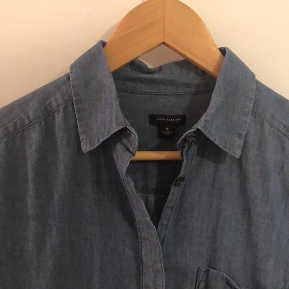 ๐ฅ3/$18๐ฅ EUC Ann Taylor Chambray Shirt - Picture 2 of 6